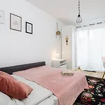 Modern 70M Apartment With Private Garden Metro