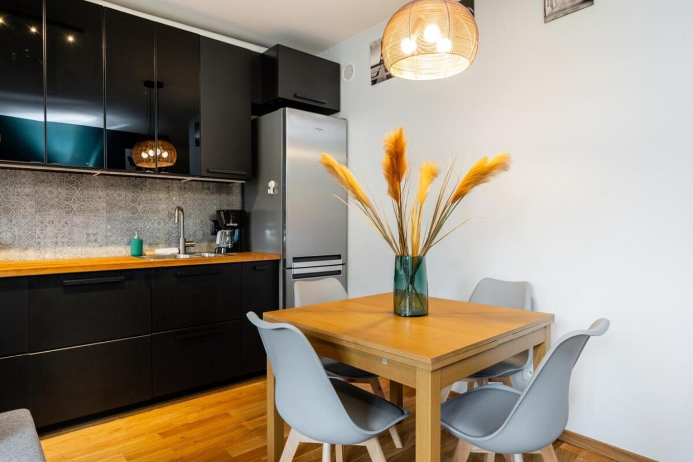Modern 70m With Private Garden Metro