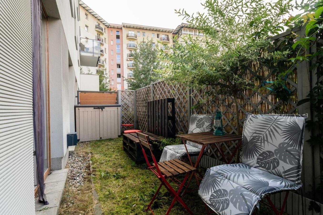 Modern 70m With Private Garden Metro Butas *