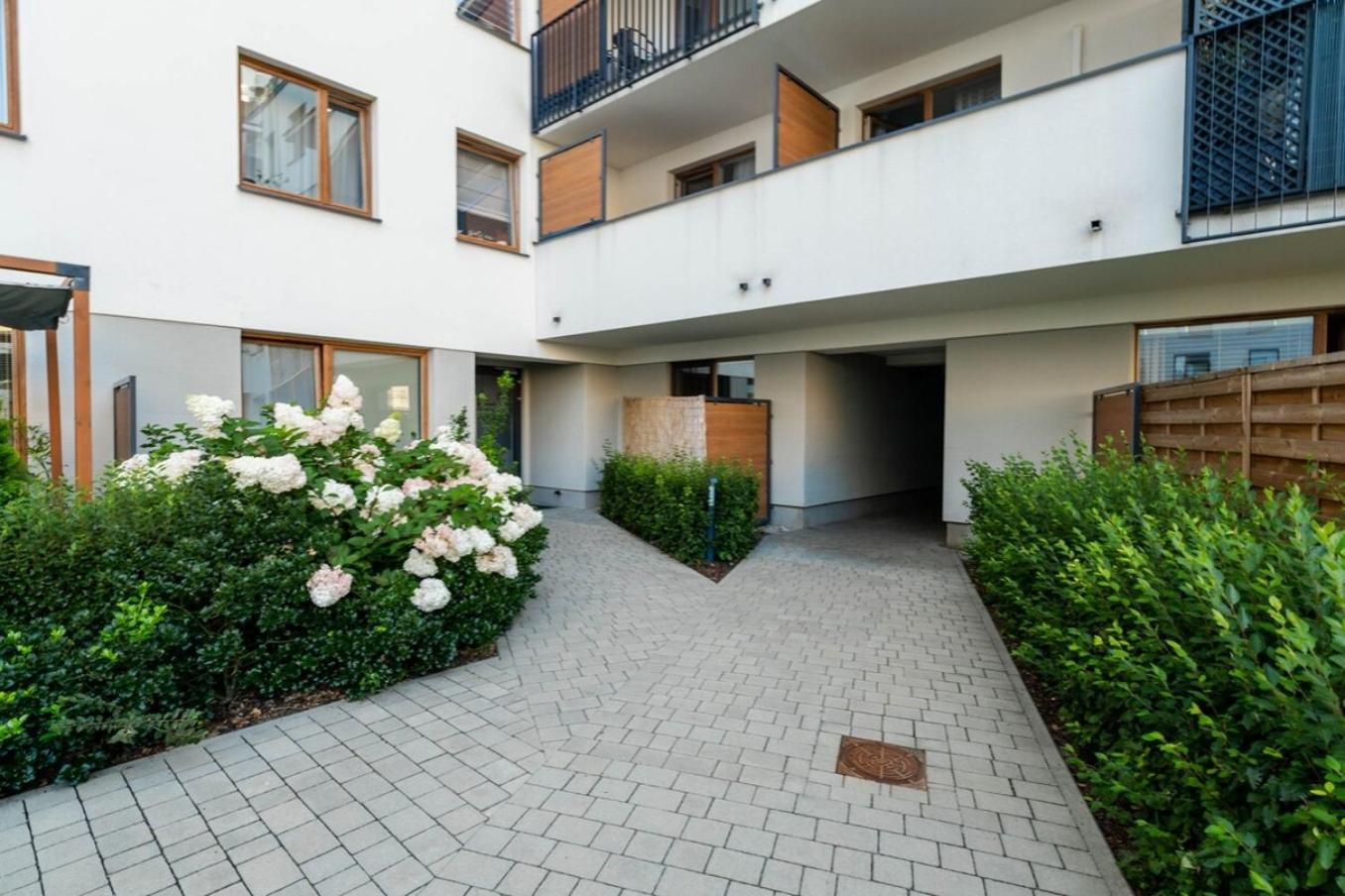 Butas Modern 70m With Private Garden Metro