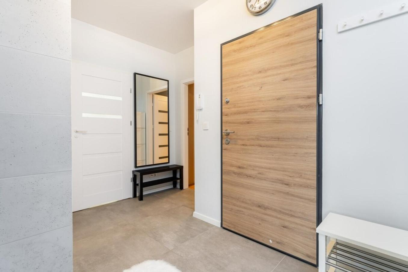Modern 70m With Private Garden Metro